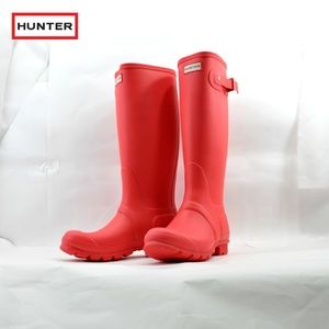 Hunter Original Tall Rain Boots in Coral (NWT)